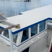naik-perahu-wisata-di-karimunjawa-bisa-charge-hp-dari-solar-cell