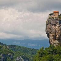 7-rumah-ekstrem-yang-ternyata-dihuni-manusia