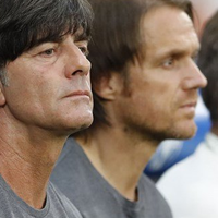 aksi-jorok-joachim-loew-tertangkap-kamera-saat-tanding
