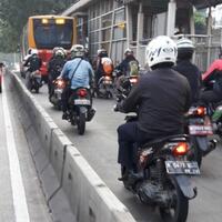 denda-rp500-ribu-tak-gentarkan-penerobos-busway