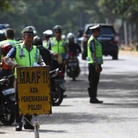 aksi-pengendara-motor-nekat-hindari-razia