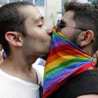 melawan-teror-orlando-lewat-foto-sepasang-pria-berciuman