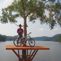 bukit-pethu-di-kawasan-waduk-sermo-alternatif-spot-foto-rumah-pohon-selain-kalibiru