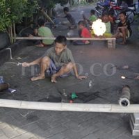 ngeriiitunggu-buka-puasa-anak-anak-dibiarkan-main-permainan-berbahaya