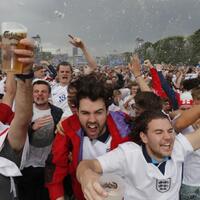 kehebohan-fans-inggris-di-prancis-merayakan-kemenangannya-atas-wales-video