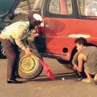 polwan-ini-tak-sungkan-ganti-ban-angkot-kempes