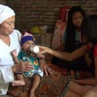 ditinggal-kabur-orang-tua-bocah-ini-gigih-merawat-5-adiknya