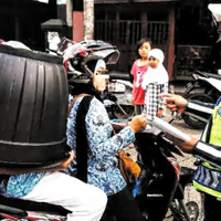 ibu-ini-ditilang-polisi-karena-boncengkan-anaknya-pakai--helm-ember