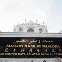 masjid-ramlie-musofa---masjid-putih-dengan-design-mirip-taj-mahal