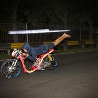 kakek-sumarjono-bubarkan-balap-liar-bermodal-tongkat-bambu