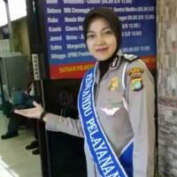 polwan-cantik-siap-sambut-pemohon-sim-di-depok