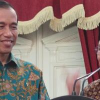 jokowi-terima-potongan-pertama-tumpeng-ulang-tahun-habibie