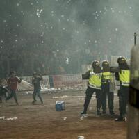 rusuh-suporter-bola-memancing-pembekuan-isc