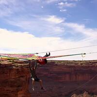 kenalin-gan-ropeswing-olahraga-bergelantungan-yang-butuh-adrenalin-tinggi