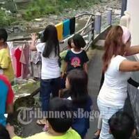 ngakak-jokowi-datang-warga-terbirit-birit-angkat-jemuran-bh-dan-celana-dalam