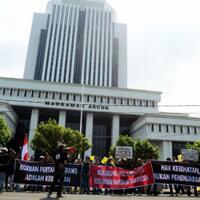 minta-thr-ke-pengusaha-ma-berhentikan-ketua-pn-tembilahan