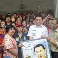 ahok-terlihat-kikuk-saat-disambut-relawan-dengan-nyanyian-ulang-tahun