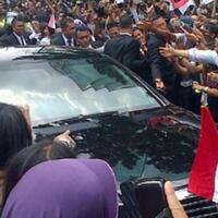 ketika-mobil-ri-1-kejutkan-warga-di-gang-beji