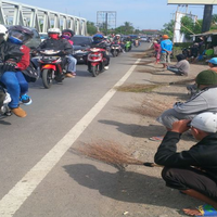 takut-terkena-bala-polisi-biarkan-aktivitas-pengemis-di-jembatan-sewo