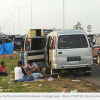 kena-macet-di-tol-brexit-pemudik-terbantu-dengan-toilet-dadakan