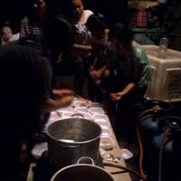 warga-simprug-golf-gotong-royong-masak-untuk-sahur