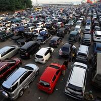 dalam-sehari-pelabuhan-merak-dipadati-sekitar-30-ribu-kendaraan