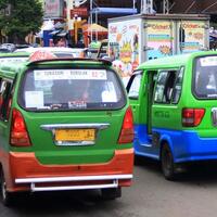 aksi-koboi-jalanan-pengendara-sedan-tembak-sopir-angkot-di-bogor