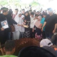 isak-tangis-iringi-pemakaman-husni-kamil