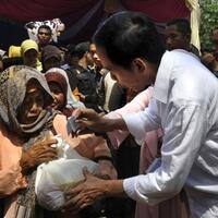 masih-bercelemek-buruh-gendong-ikut-antri-salami-jokowi