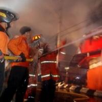 kebakaran-melanda-lapak-pemulung-di-jalan-kemandoran