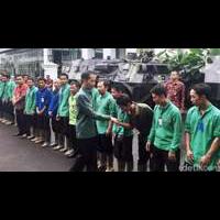 presiden-jokowi-temui-pegawai-taman-dan-kebersihan-di-istana-bogor