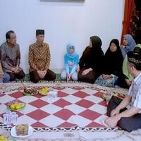 presiden-jokowi-sempat-berbincang-dengan-istri-dan-anak-almarhum-husni-kamil