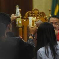 botol-berisi-kopi-yang-diminum-mirna-meletup-di-persidangan