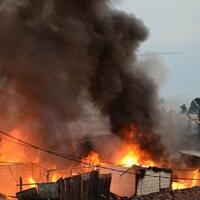 kebakaran-besar-melanda-pabrik-ban--kantor-dinkes-tangsel