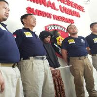 dikembalikan-ke-rutan-anwar-kenakan-jilbab--bibir-bergincu