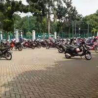 parkir-di-gbk-bayar-dua-kali-tukang-parkir-liar-yang-galak-dan-memaksa