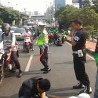 driver-go-jek-kumpulkan-dua-kilogram-paku-dari-kawasan-slipi