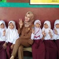 poppy-indrawati-guru-sd-yang-cantik-lagi-baik-bikin-jatuh-cinta
