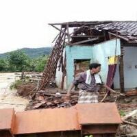 banjir-semeter-rendam-jalan-cilegon-anyer