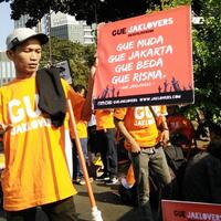 sambil-bersih-bersih-jalan-jaklovers-dukung-risma-maju-ke-pilgub-dki
