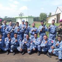 tni-latih-tukang-ojek-dan-pkl-bongkar-pasang-senjata