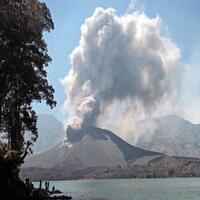 anak-gunung-rinjani-erupsi-bandara-lombok-ditutup-hingga-esok-pagi