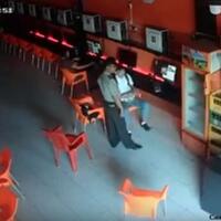 beredar-video-polisi-pukul-dan-tendang-operator-warnet