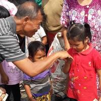 seladi-quotsi-polisi-jujurquot-berikan-uang-hadiah-dari-ketua-dpr-kepada-pemulung