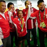 memuji-sri-wahyuni-mengkritik-stasiun-televisi