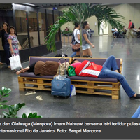 tak-jaim-jaiman-menpora-dan-istri-tidur-di-ruang-tunggu-bandara