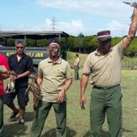 peringati-hut-ri-ratusan-tentara-rebutan-tangkap-bebek-dan-belut