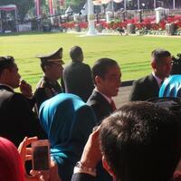 pria-berseragam-polisi-dicokok-saat-jokowi-turun-dari-panggung-istana