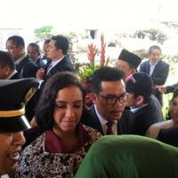 gloria-diizinkan-ikut-upacara-penurunan-bendera-pusaka