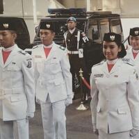 gloria-menjadi-penjaga-gordon-di-upacara-penurunan-bendera